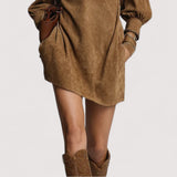 Leira™ | Braunes lockeres Wildleder-Mini-Kleid mit Reissverschluss und Rollkragen